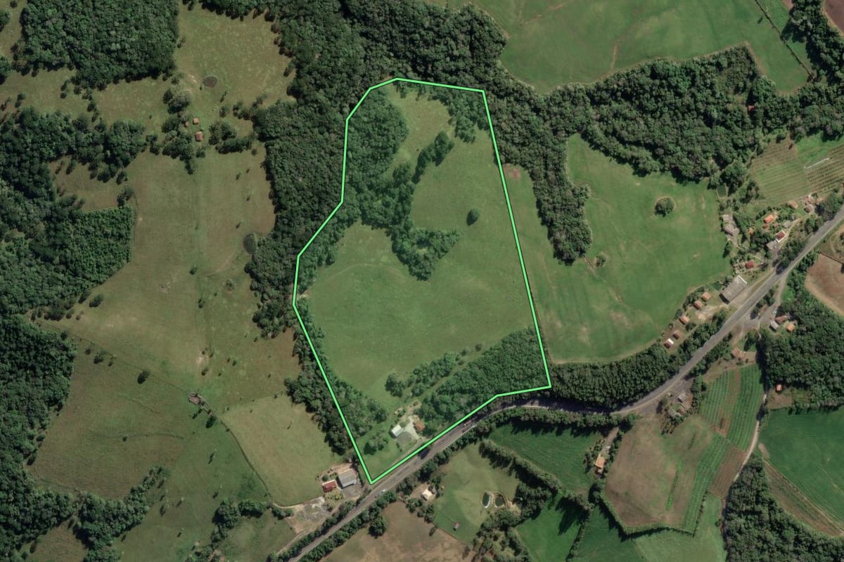 Imagem de satélite do imóvel rural em Lapa (PR), com o contorno declarado no CAR desenhado por cima.