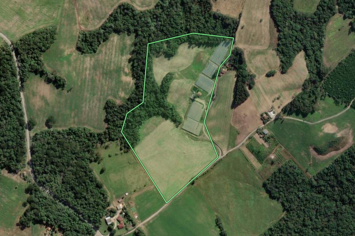 Imagem de satélite do imóvel rural em Lapa (PR), com o contorno declarado no CAR desenhado por cima.