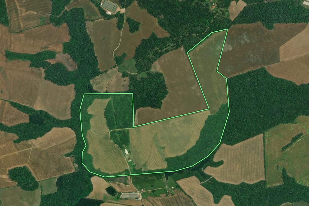 Imagem de satélite do imóvel rural em Lapa (PR), com o contorno declarado no CAR desenhado por cima.