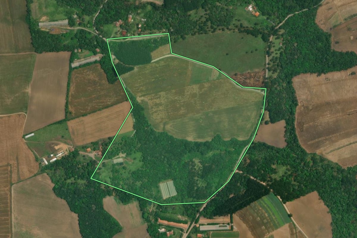 Imagem de satélite do imóvel rural em Lapa (PR), com o contorno declarado no CAR desenhado por cima.