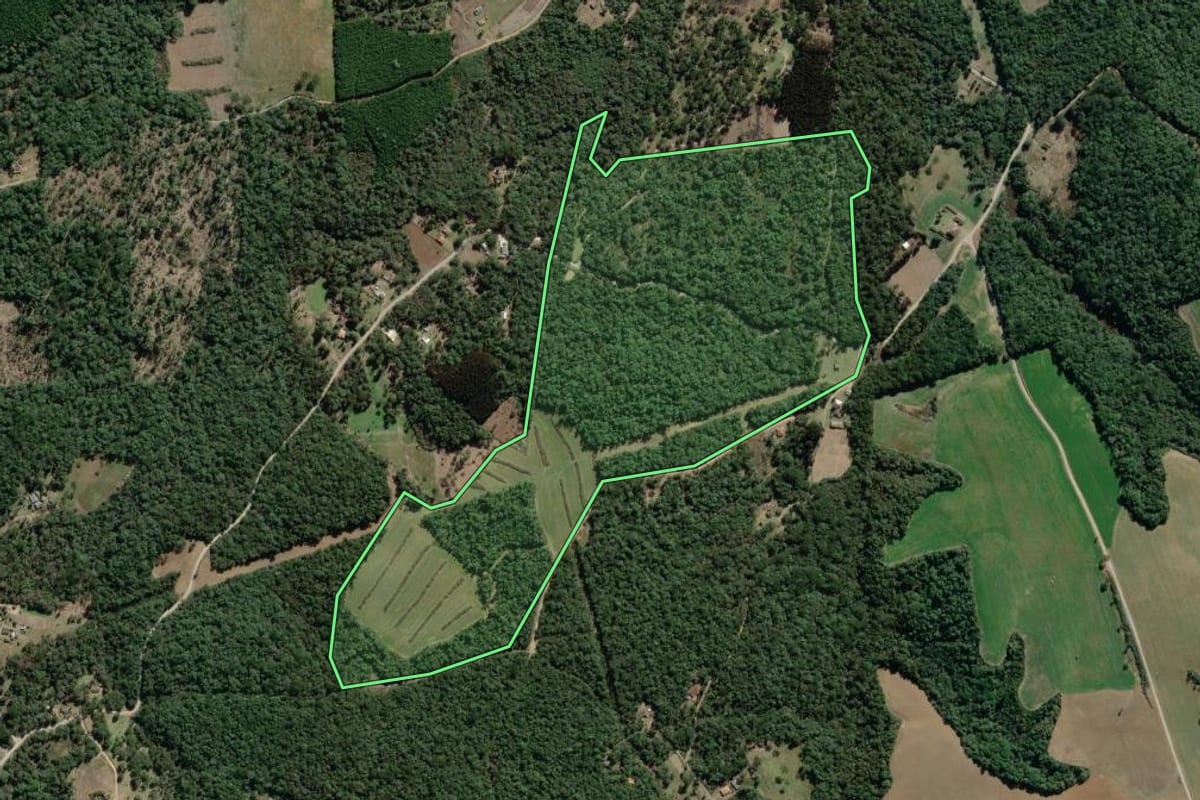 Imagem de satélite do imóvel rural em Lapa (PR), com o contorno declarado no CAR desenhado por cima.