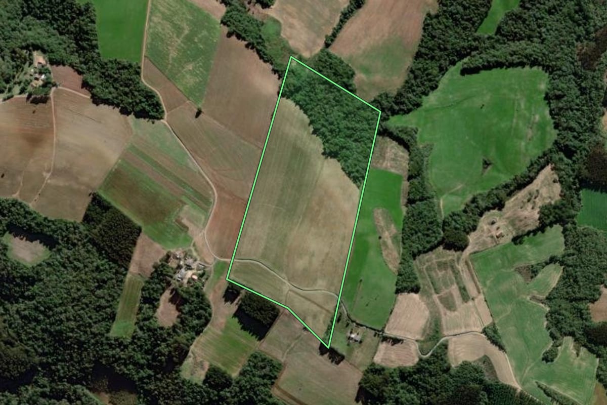 Imagem de satélite do imóvel rural em Lapa (PR), com o contorno declarado no CAR desenhado por cima.