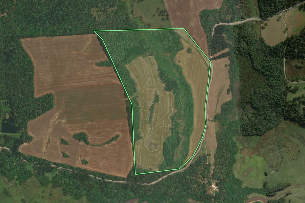 Imagem de satélite do imóvel rural em Lapa (PR), com o contorno declarado no CAR desenhado por cima.