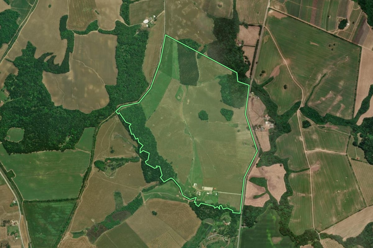 Imagem de satélite do imóvel rural em Lapa (PR), com o contorno declarado no CAR desenhado por cima.