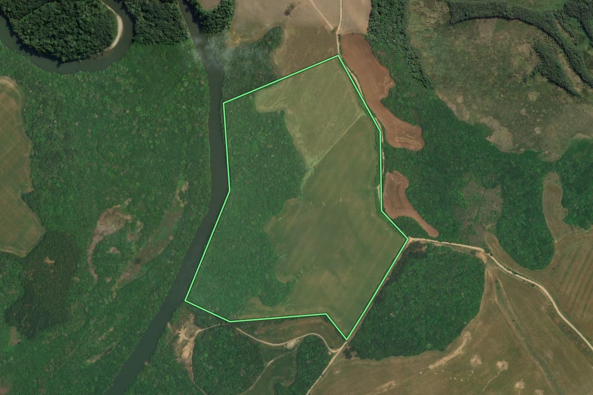 Imagem de satélite do imóvel rural em Lapa (PR), com o contorno declarado no CAR desenhado por cima.