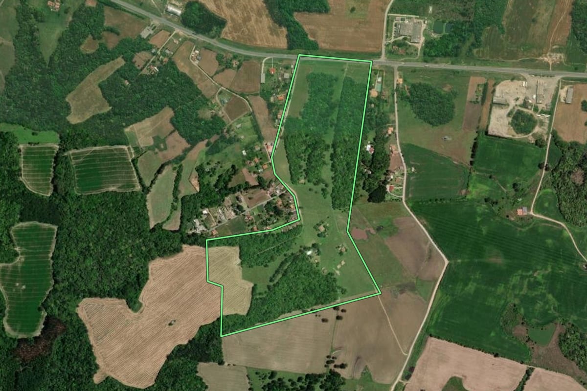 Imagem de satélite do imóvel rural em Lapa (PR), com o contorno declarado no CAR desenhado por cima.