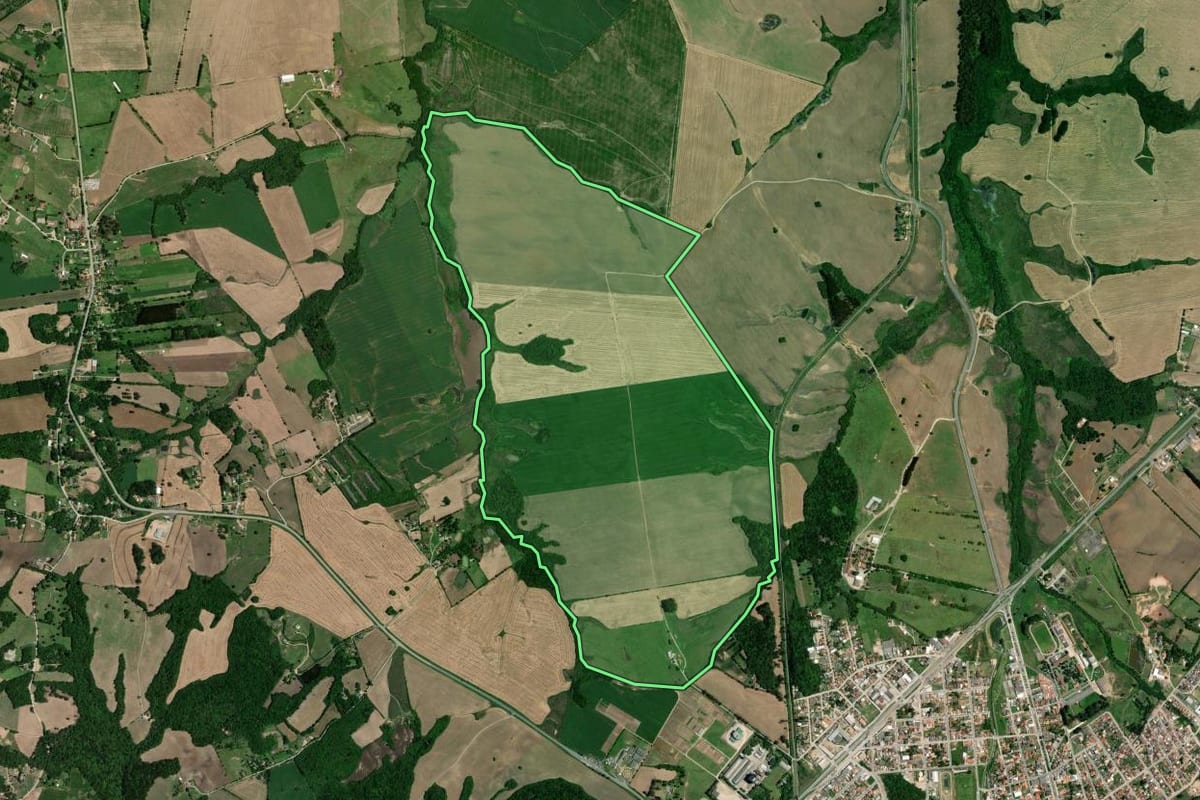 Imagem de satélite do imóvel rural em Lapa (PR), com o contorno declarado no CAR desenhado por cima.