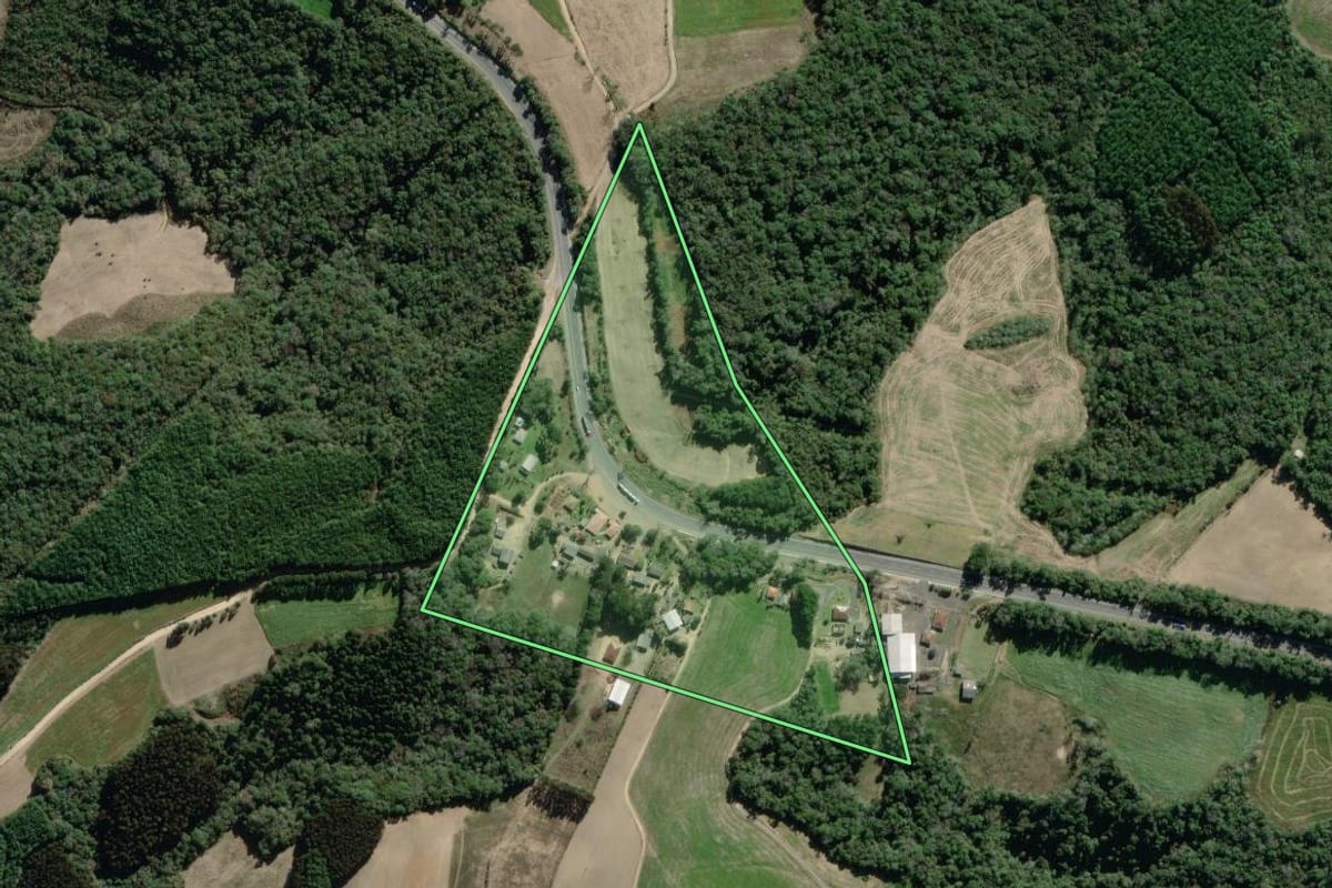 Imagem de satélite do imóvel rural em Lapa (PR), com o contorno declarado no CAR desenhado por cima.
