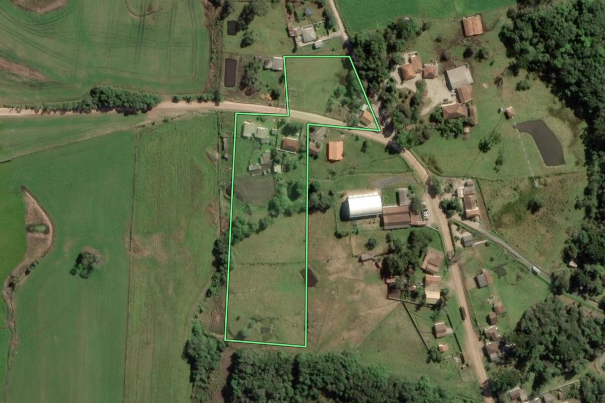Imagem de satélite do imóvel rural em Lapa (PR), com o contorno declarado no CAR desenhado por cima.