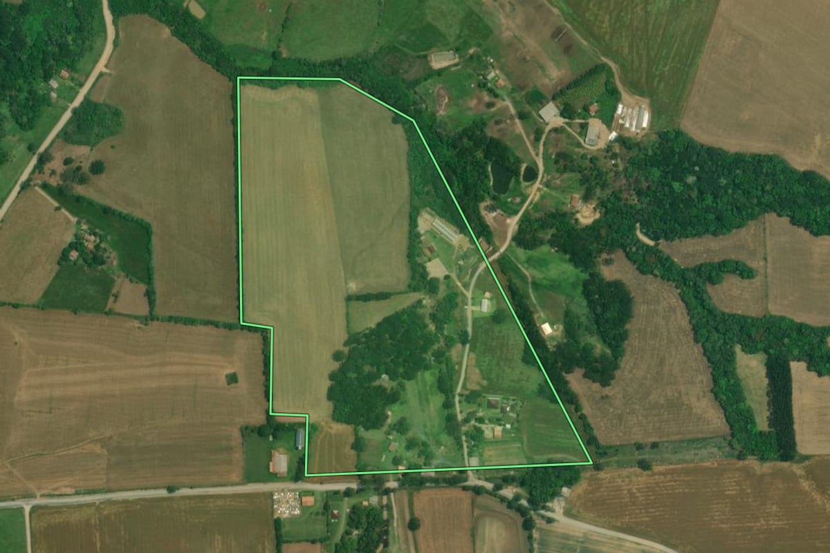 Imagem de satélite do imóvel rural em Lapa (PR), com o contorno declarado no CAR desenhado por cima.