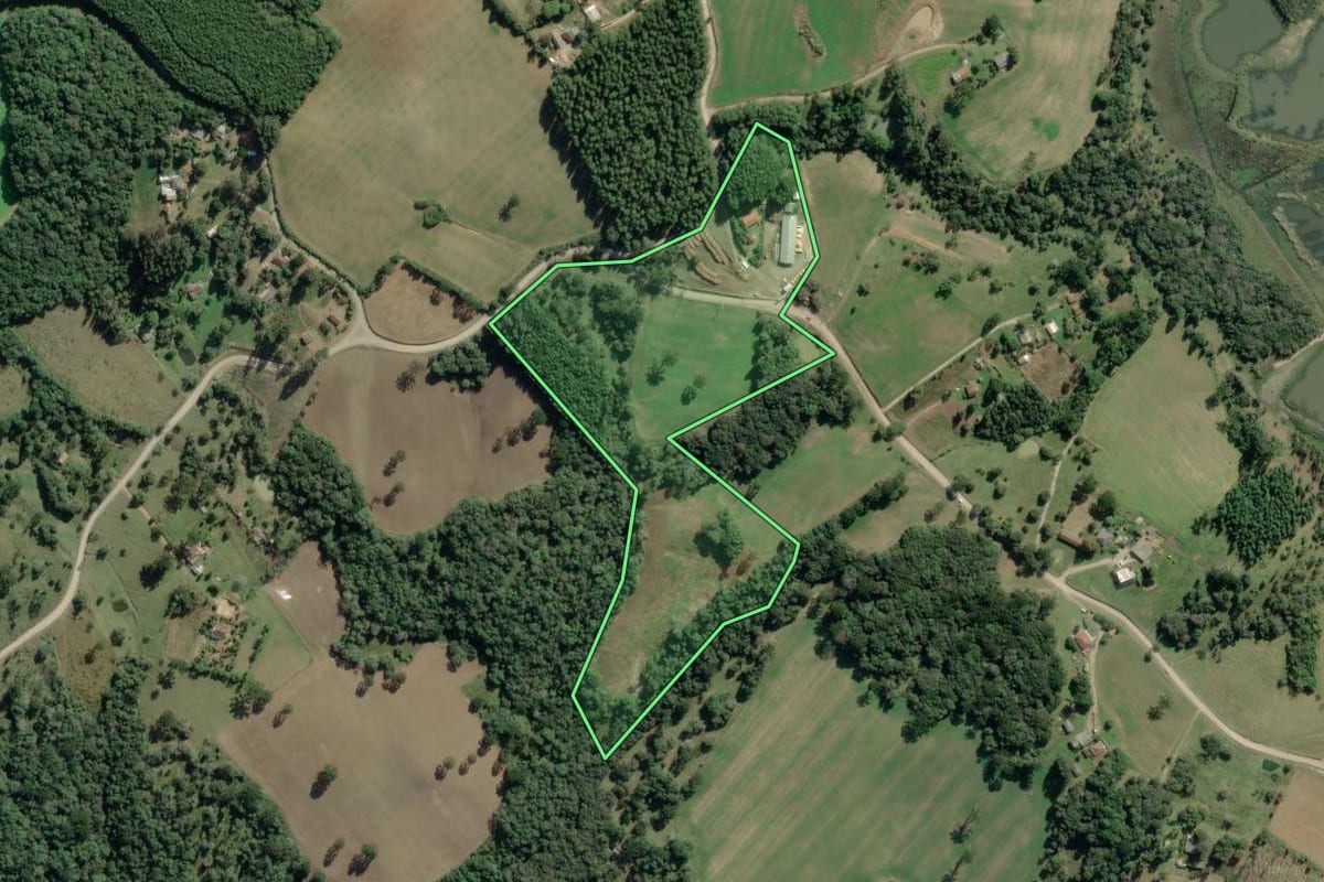 Imagem de satélite do imóvel rural em Lapa (PR), com o contorno declarado no CAR desenhado por cima.