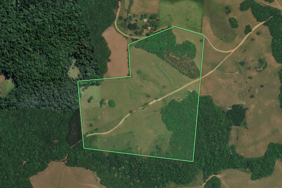 Imagem de satélite do imóvel rural em Lapa (PR), com o contorno declarado no CAR desenhado por cima.
