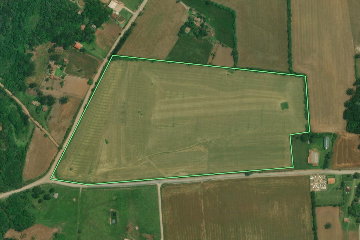 Imagem de satélite do imóvel rural em Lapa (PR), com o contorno declarado no CAR desenhado por cima.
