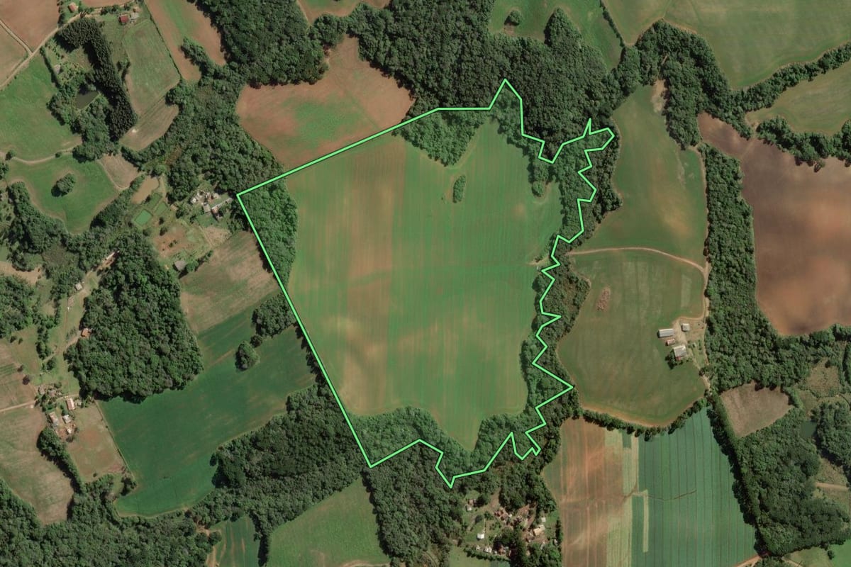 Imagem de satélite do imóvel rural em Lapa (PR), com o contorno declarado no CAR desenhado por cima.