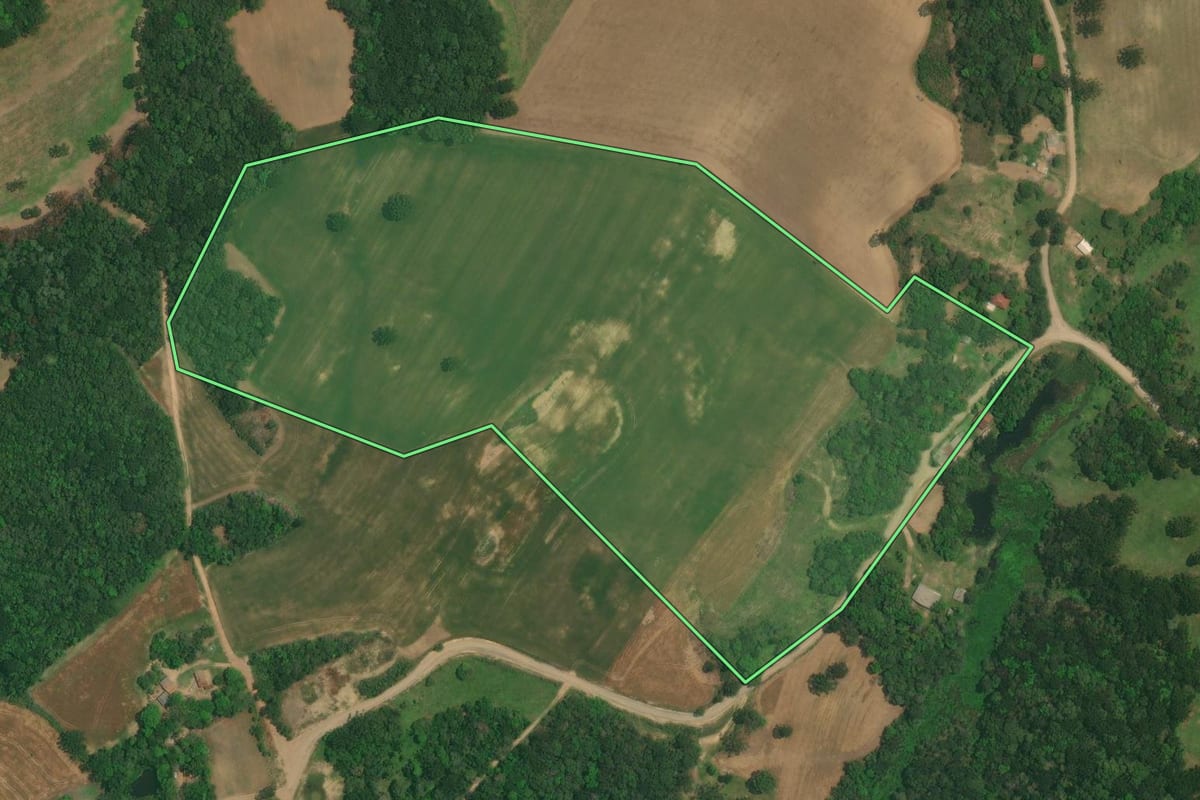 Imagem de satélite do imóvel rural em Lapa (PR), com o contorno declarado no CAR desenhado por cima.
