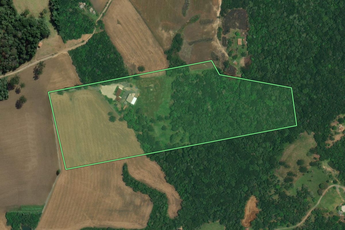 Imagem de satélite do imóvel rural em Lapa (PR), com o contorno declarado no CAR desenhado por cima.