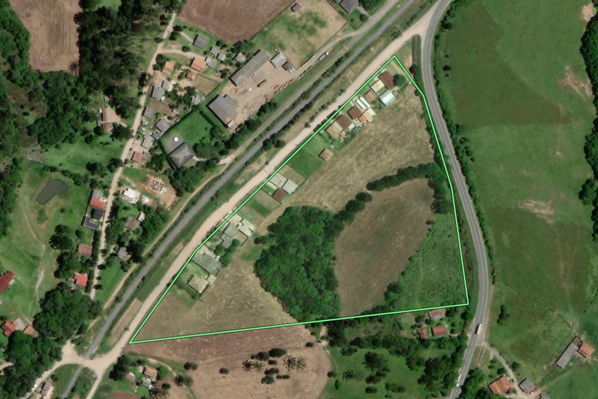 Imagem de satélite do imóvel rural em Lapa (PR), com o contorno declarado no CAR desenhado por cima.