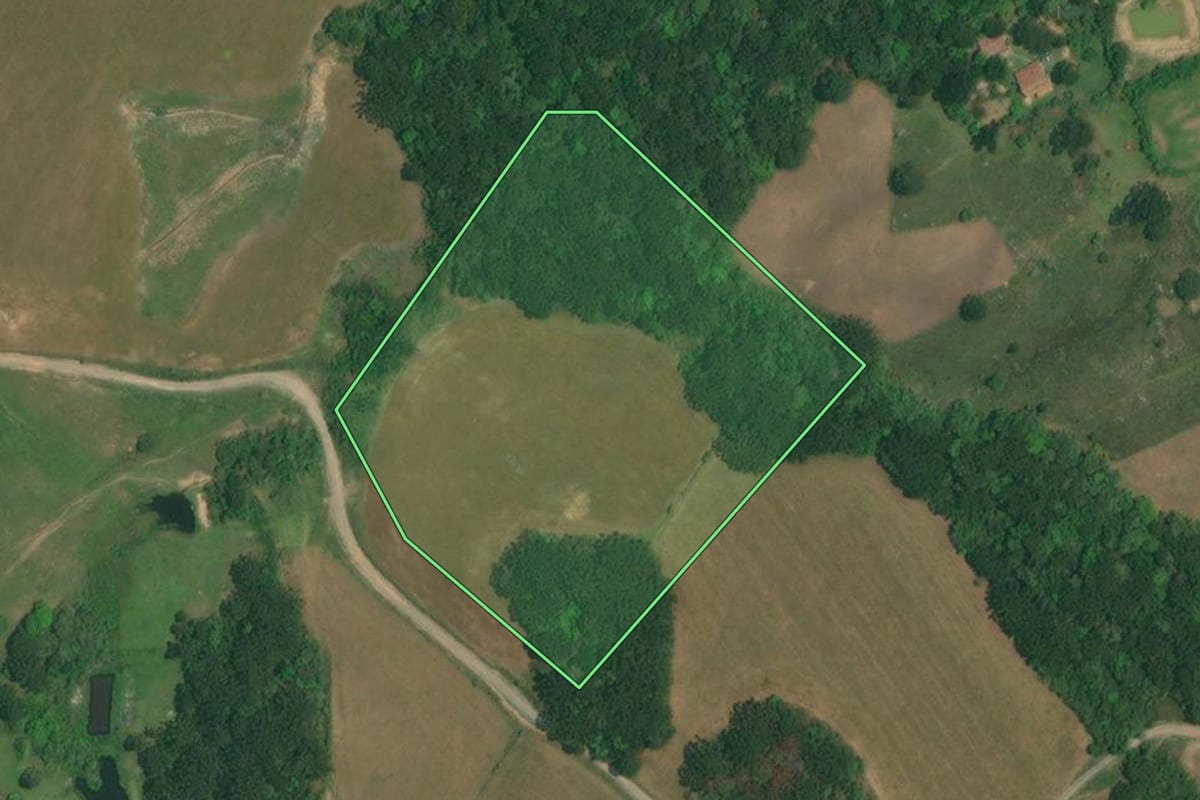 Imagem de satélite do imóvel rural em Lapa (PR), com o contorno declarado no CAR desenhado por cima.