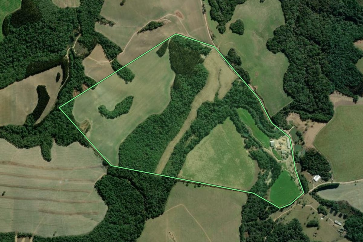 Imagem de satélite do imóvel rural em Lapa (PR), com o contorno declarado no CAR desenhado por cima.