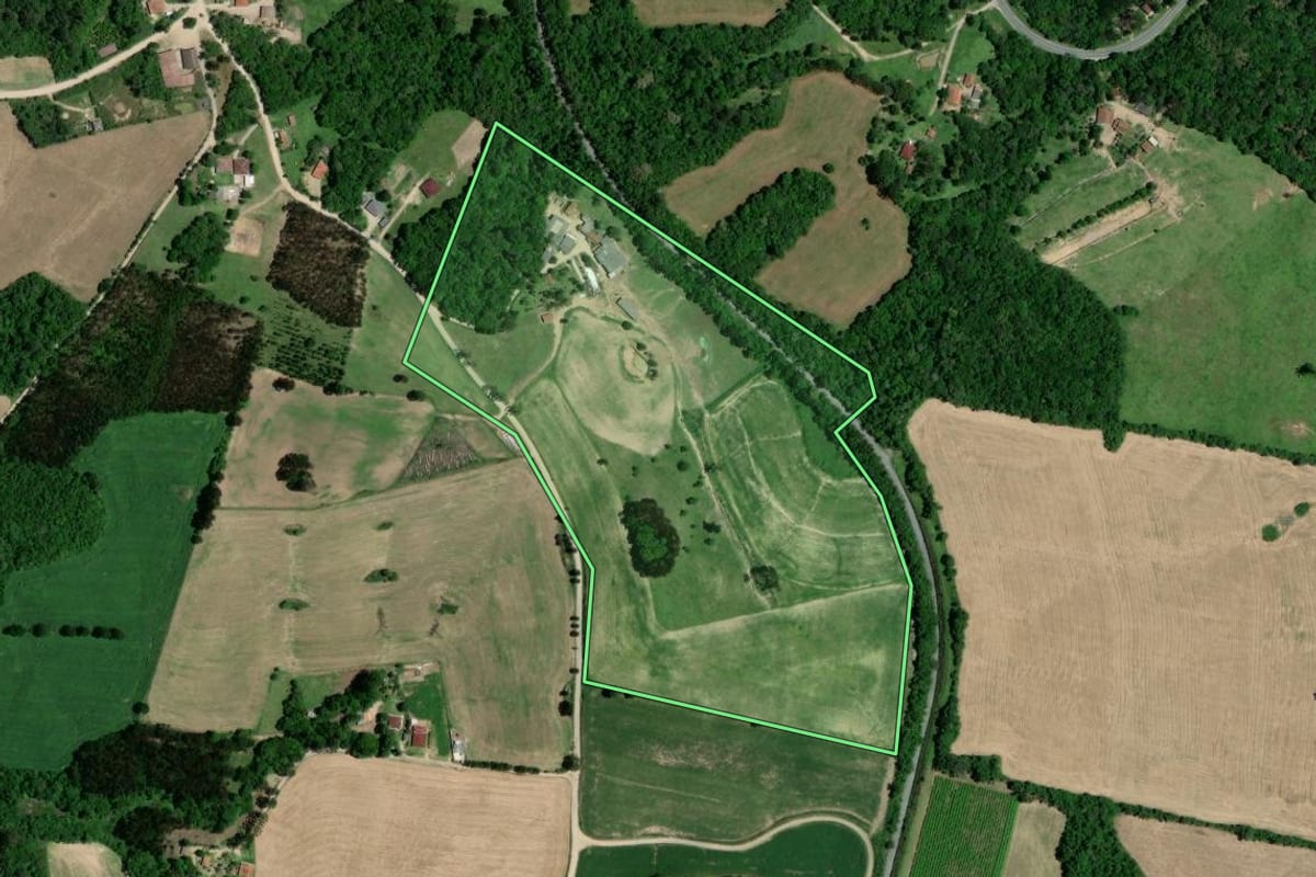 Imagem de satélite do imóvel rural em Lapa (PR), com o contorno declarado no CAR desenhado por cima.