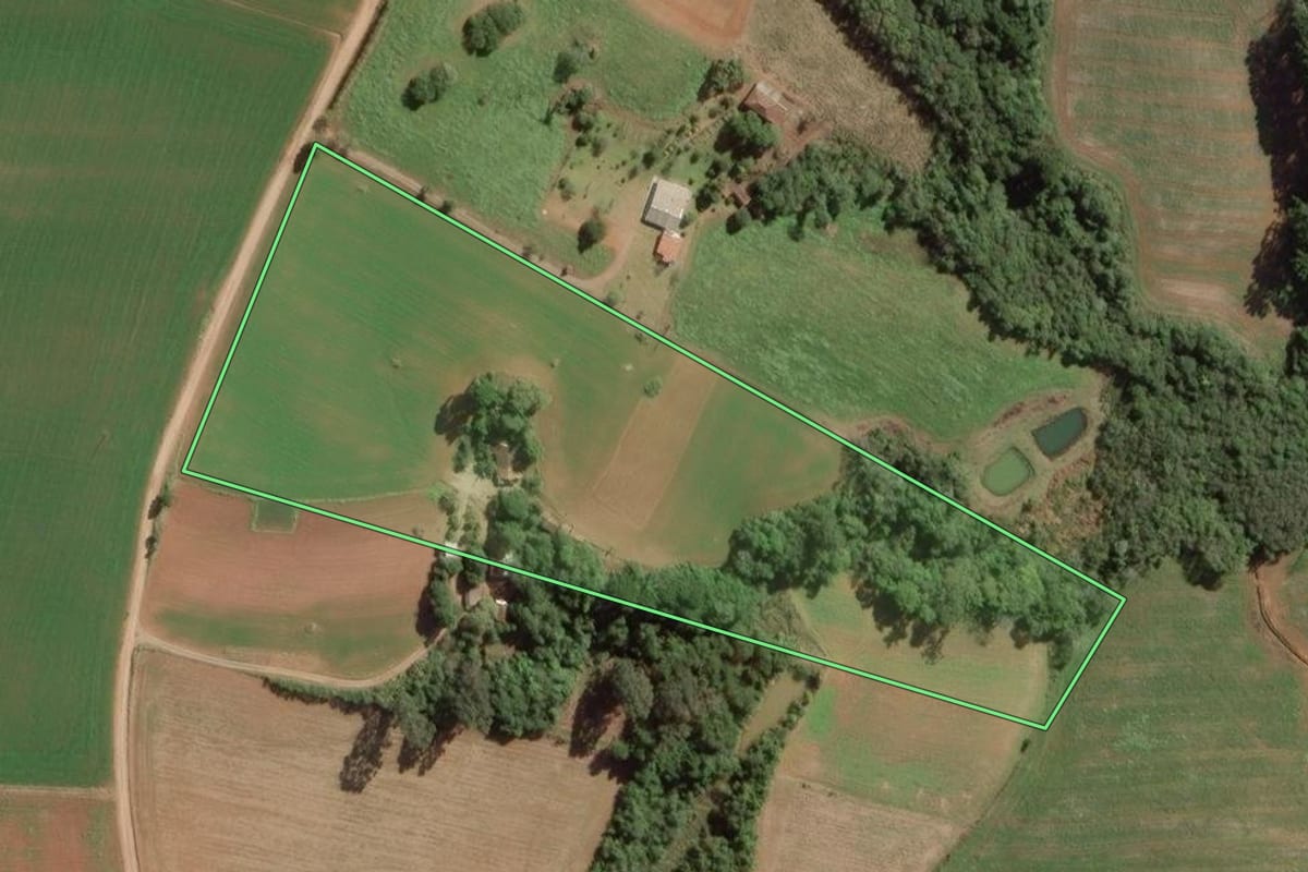Imagem de satélite do imóvel rural em Lapa (PR), com o contorno declarado no CAR desenhado por cima.