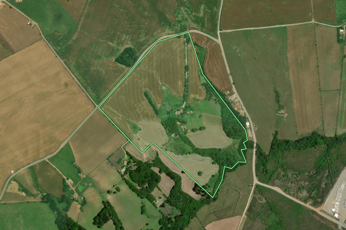 Imagem de satélite do imóvel rural em Lapa (PR), com o contorno declarado no CAR desenhado por cima.
