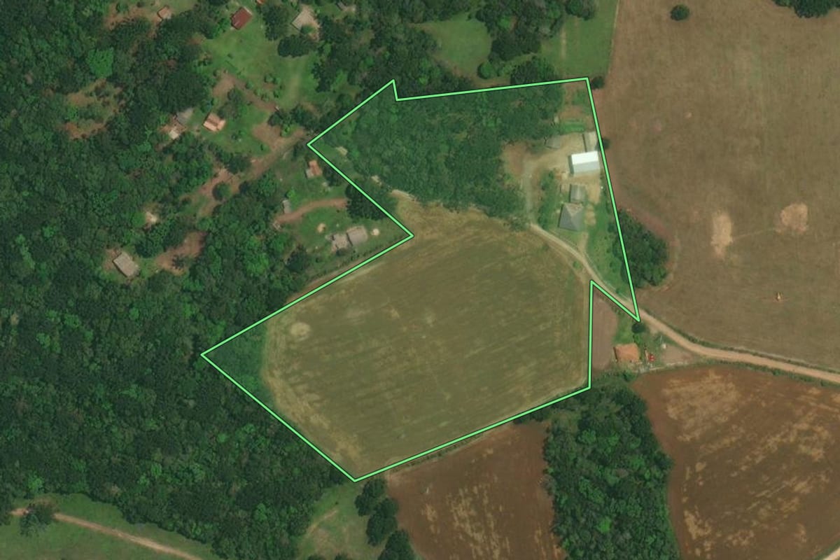 Imagem de satélite do imóvel rural em Lapa (PR), com o contorno declarado no CAR desenhado por cima.
