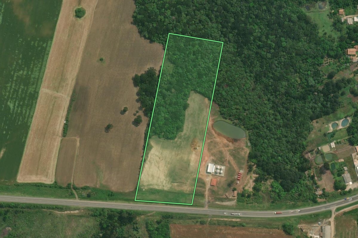 Imagem de satélite do imóvel rural em Lapa (PR), com o contorno declarado no CAR desenhado por cima.