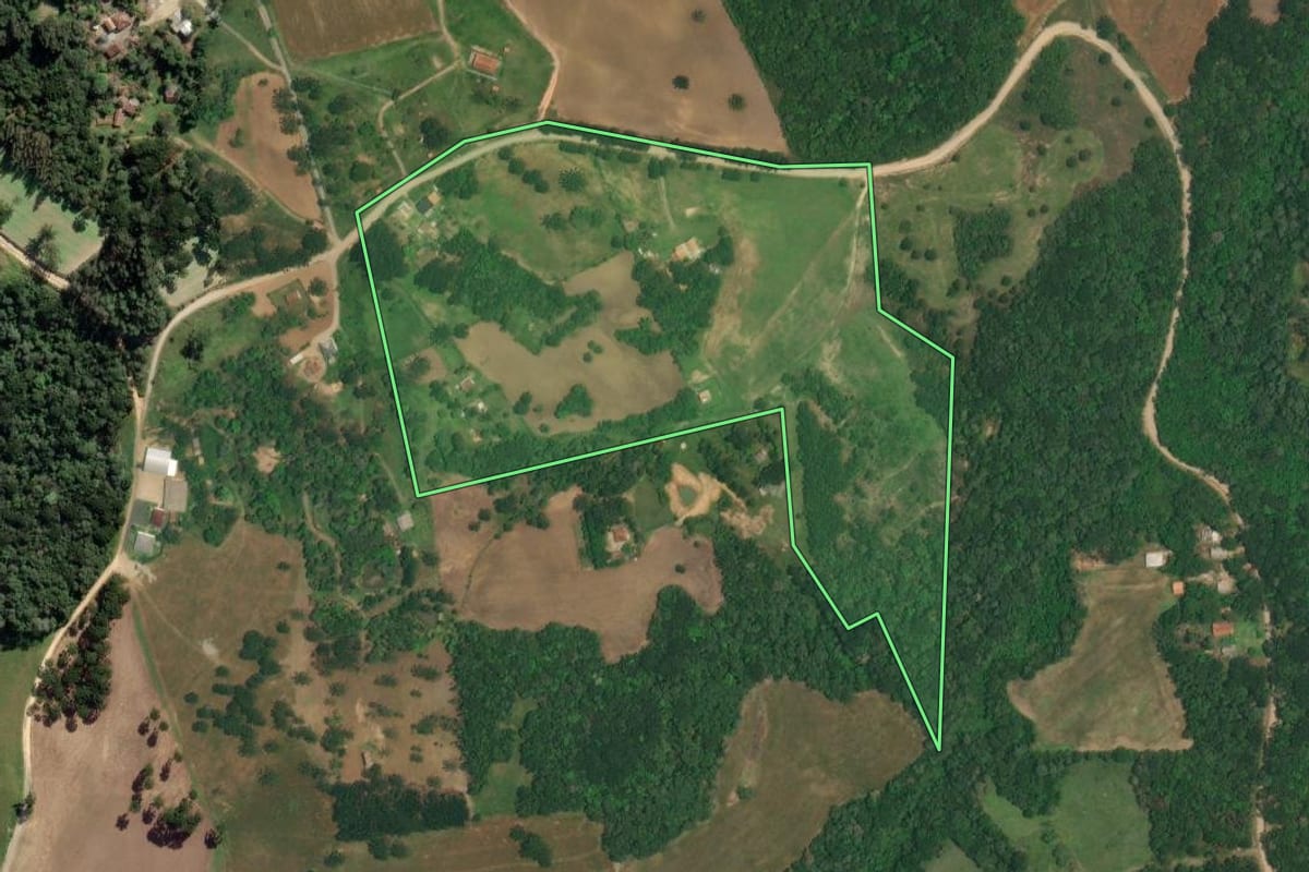 Imagem de satélite do imóvel rural em Lapa (PR), com o contorno declarado no CAR desenhado por cima.