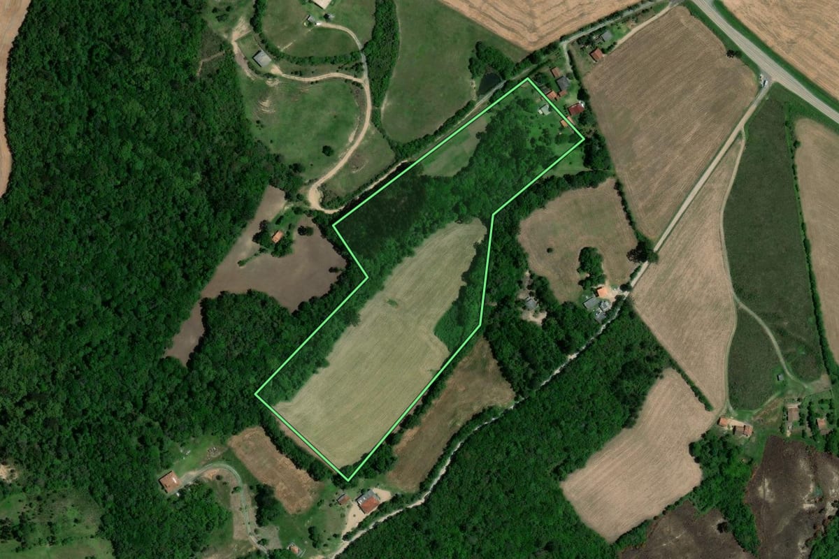 Imagem de satélite do imóvel rural em Lapa (PR), com o contorno declarado no CAR desenhado por cima.