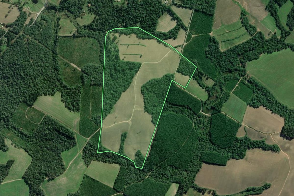 Imagem de satélite do imóvel rural em Lapa (PR), com o contorno declarado no CAR desenhado por cima.