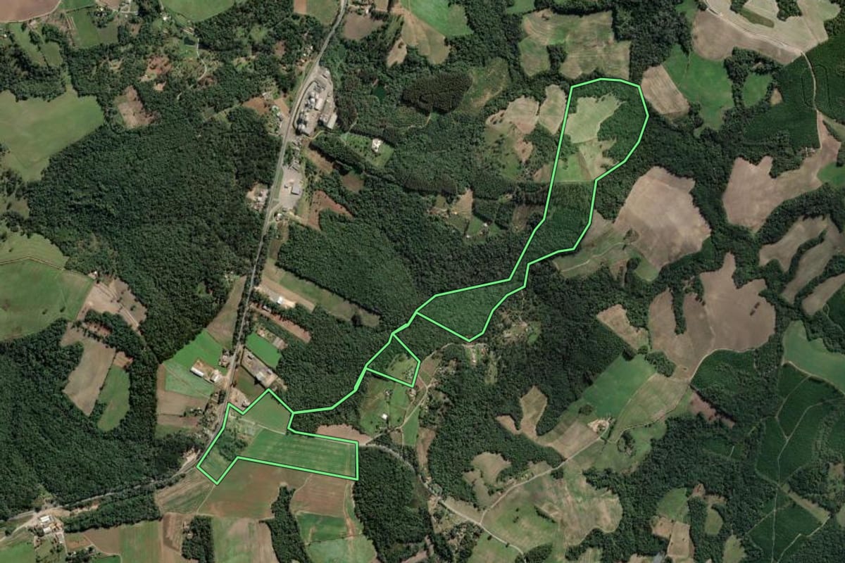 Imagem de satélite do imóvel rural em Lapa (PR), com o contorno declarado no CAR desenhado por cima.