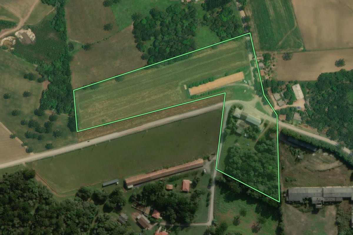 Imagem de satélite do imóvel rural em Lapa (PR), com o contorno declarado no CAR desenhado por cima.