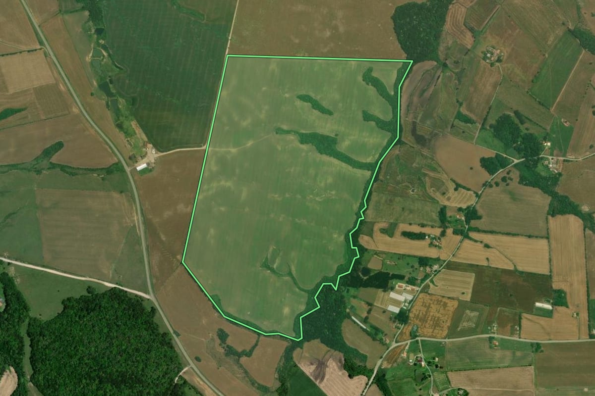 Imagem de satélite do imóvel rural em Lapa (PR), com o contorno declarado no CAR desenhado por cima.