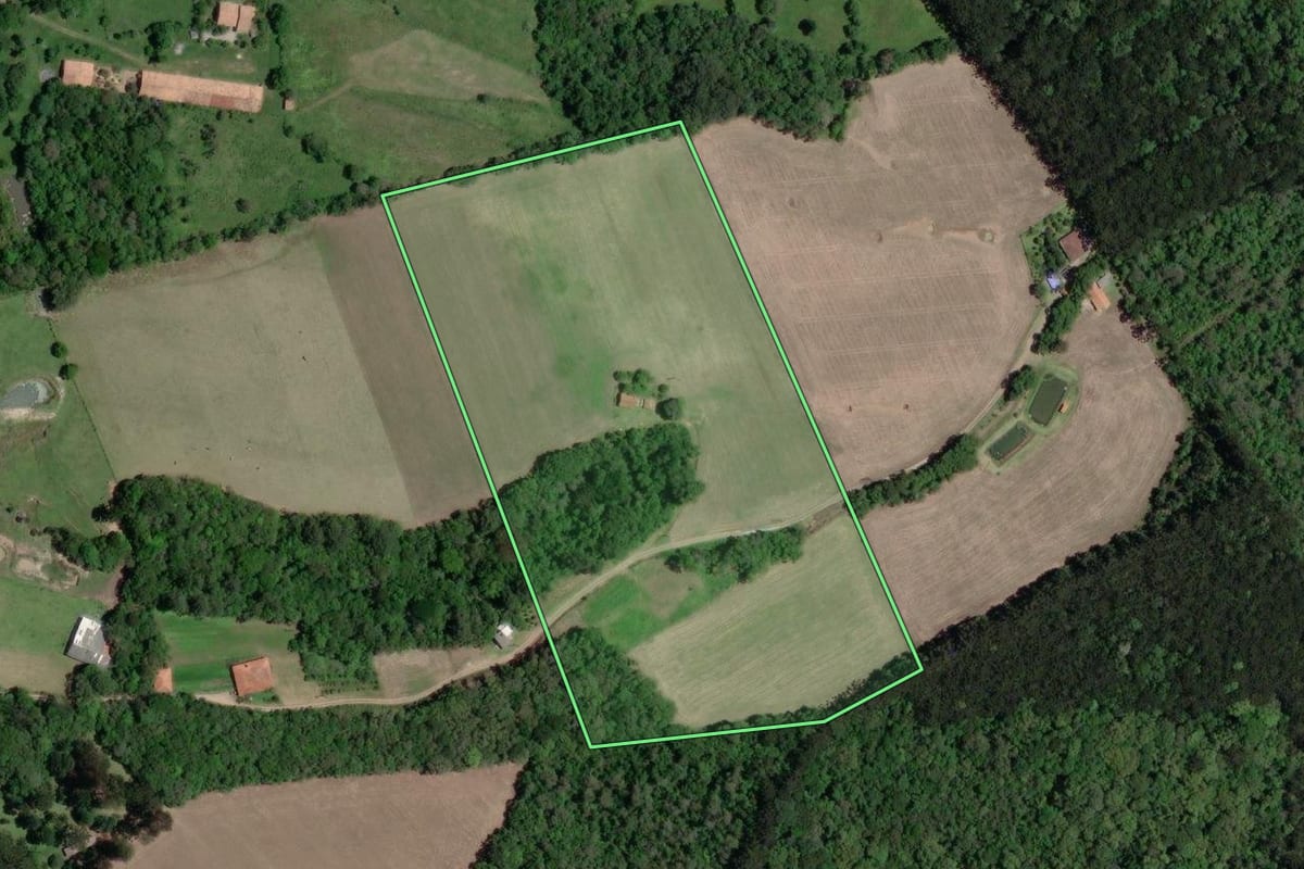 Imagem de satélite do imóvel rural em Lapa (PR), com o contorno declarado no CAR desenhado por cima.