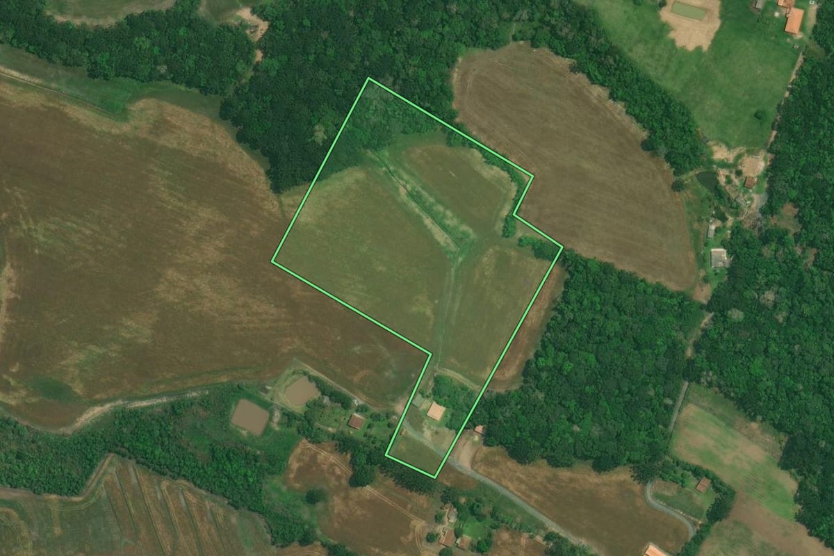 Imagem de satélite do imóvel rural em Lapa (PR), com o contorno declarado no CAR desenhado por cima.