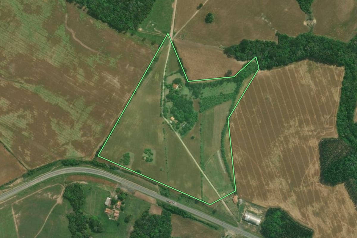 Imagem de satélite do imóvel rural em Lapa (PR), com o contorno declarado no CAR desenhado por cima.