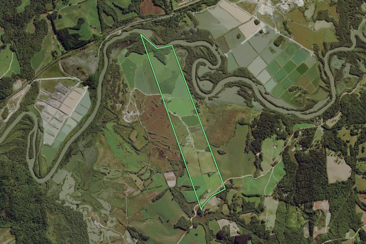 Imagem de satélite do imóvel rural em Lapa (PR), com o contorno declarado no CAR desenhado por cima.