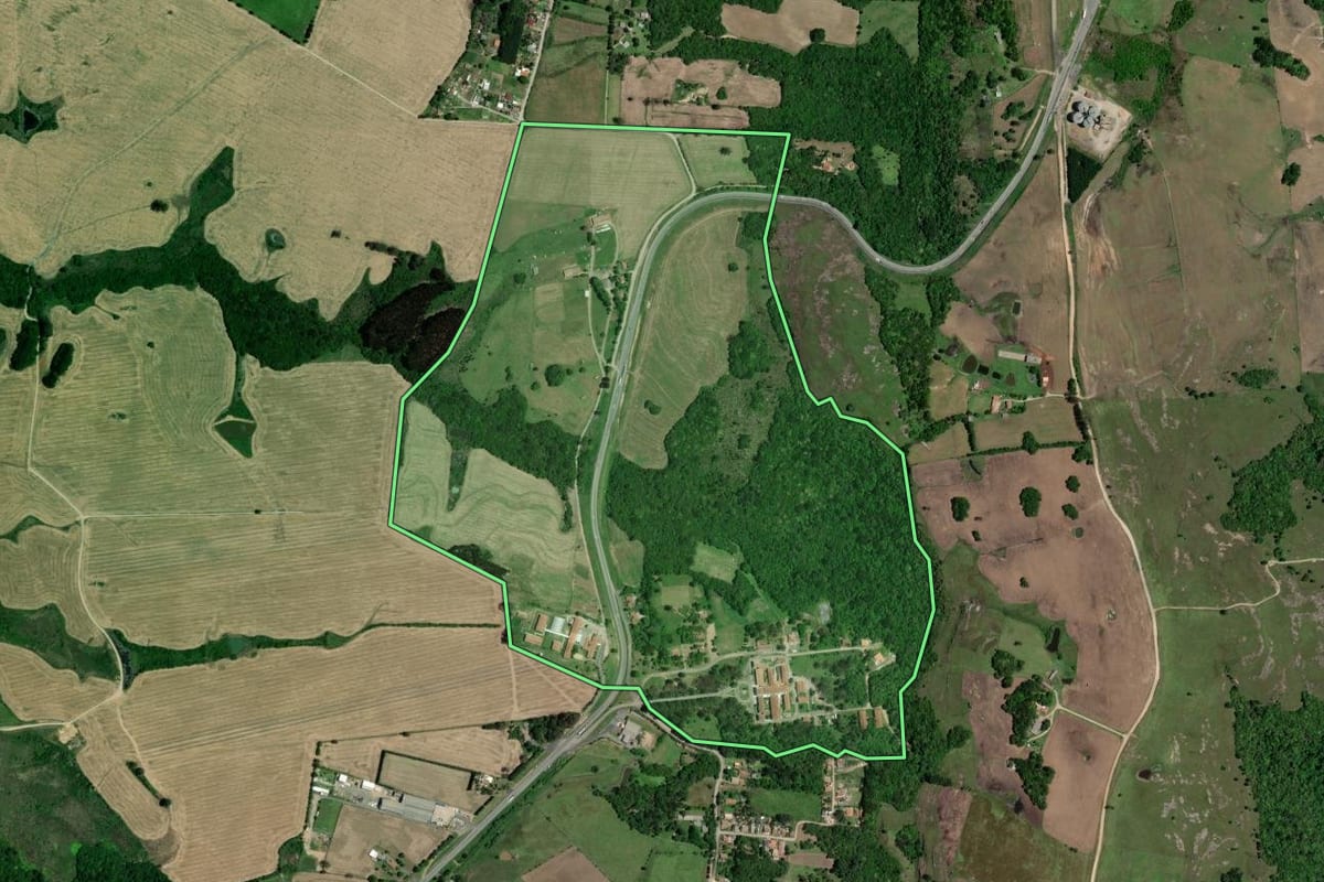 Imagem de satélite do imóvel rural em Lapa (PR), com o contorno declarado no CAR desenhado por cima.