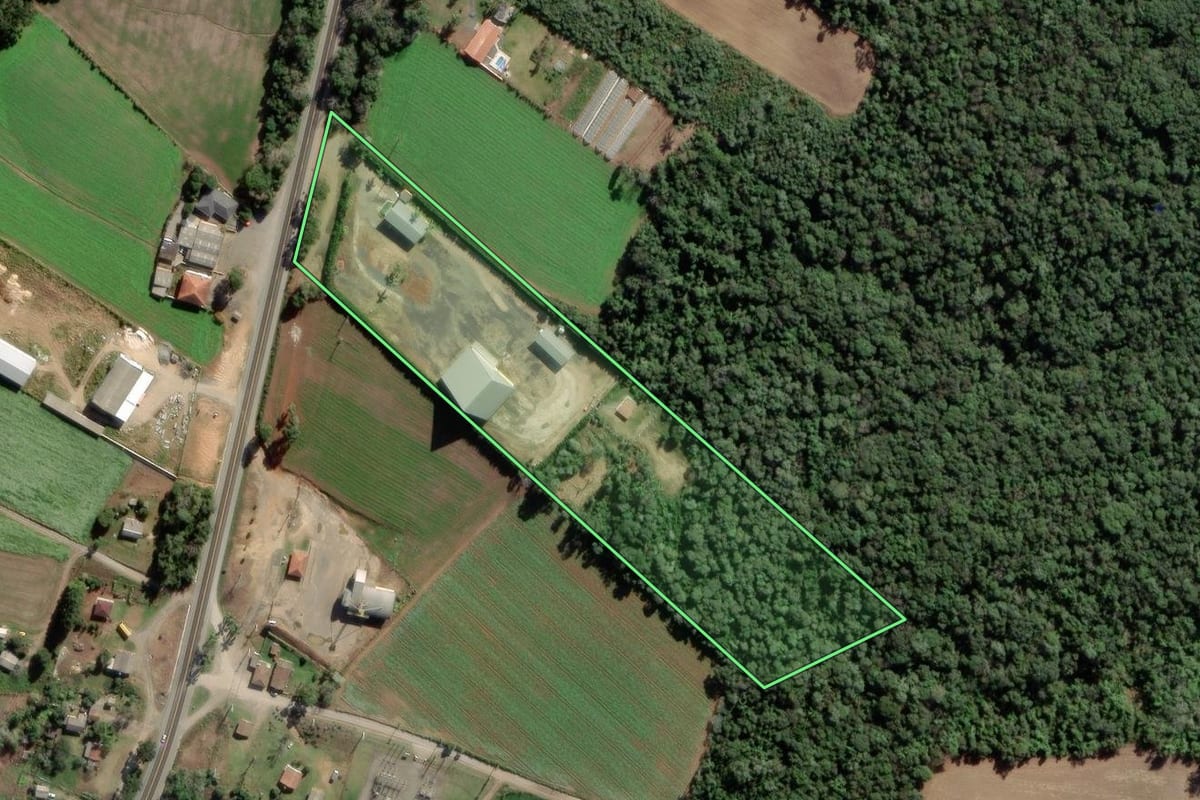 Imagem de satélite do imóvel rural em Lapa (PR), com o contorno declarado no CAR desenhado por cima.