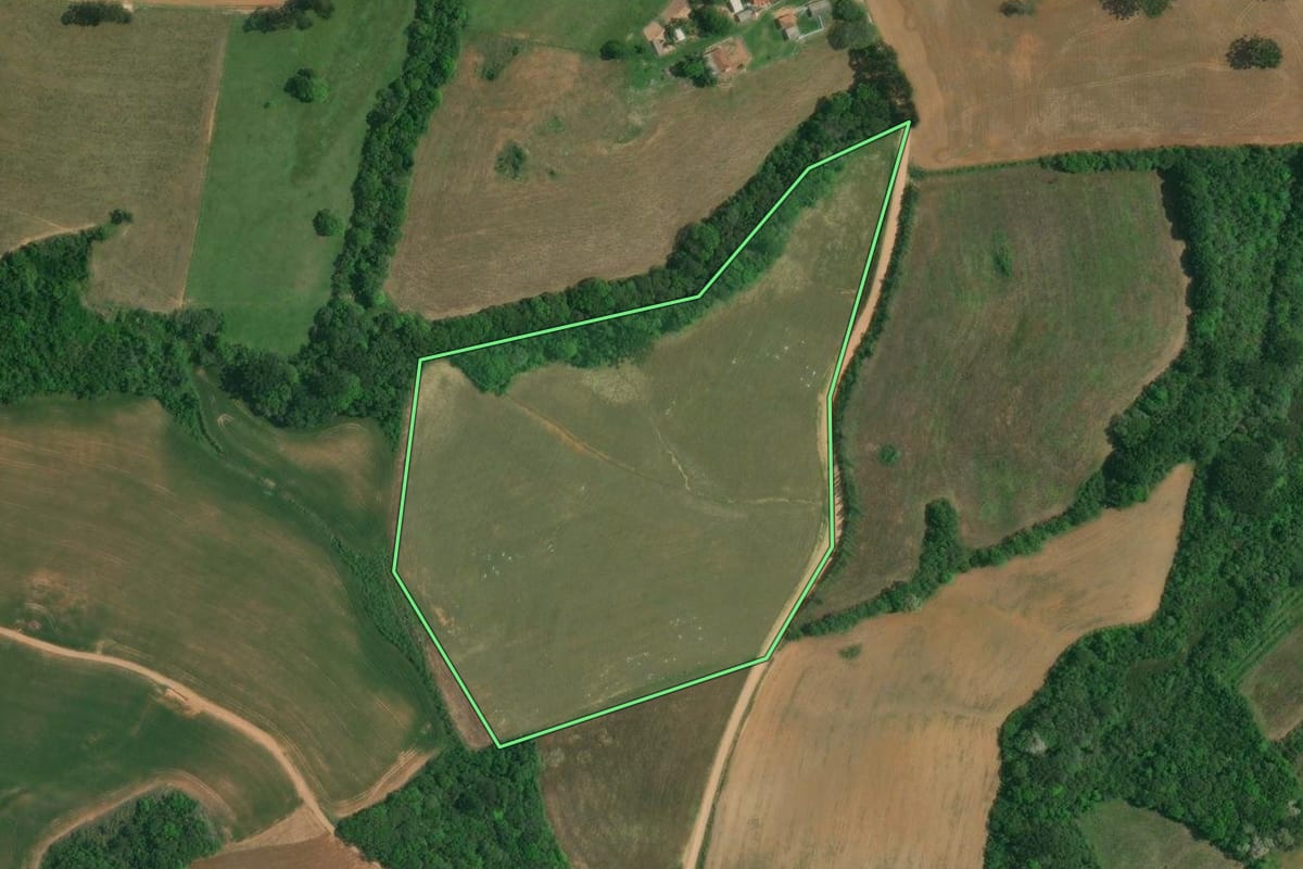 Imagem de satélite do imóvel rural em Lapa (PR), com o contorno declarado no CAR desenhado por cima.
