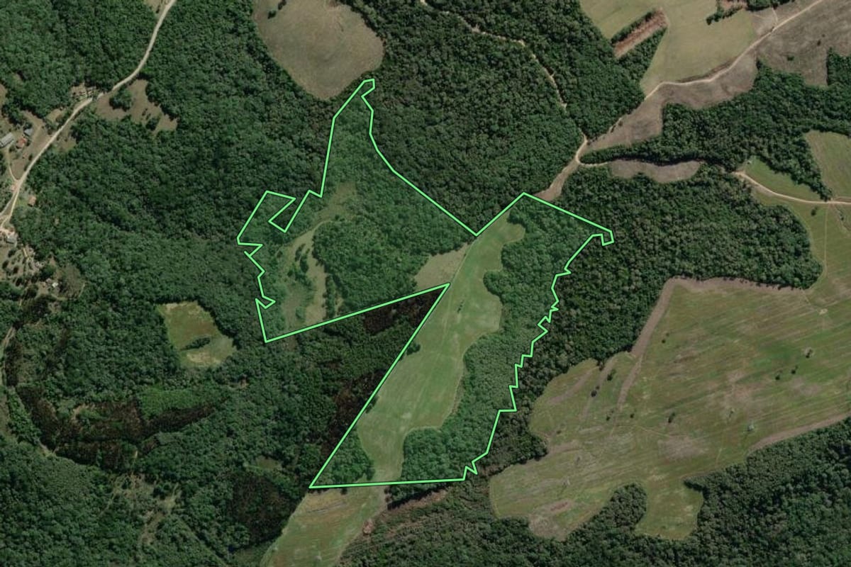 Imagem de satélite do imóvel rural em Lapa (PR), com o contorno declarado no CAR desenhado por cima.