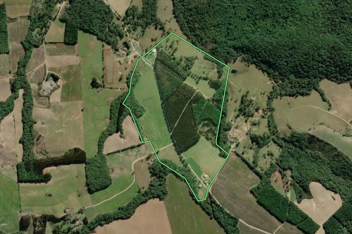Imagem de satélite do imóvel rural em Lapa (PR), com o contorno declarado no CAR desenhado por cima.