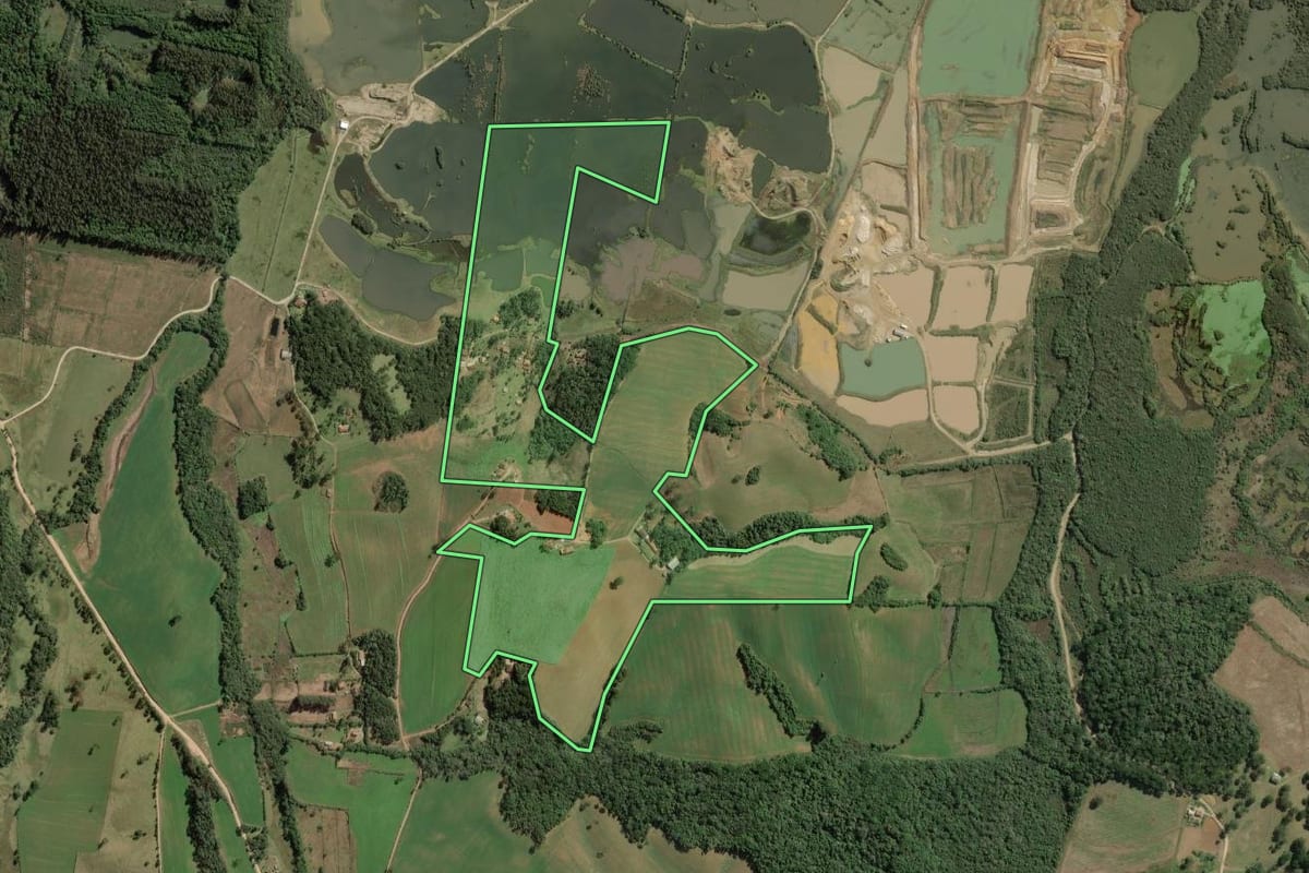Imagem de satélite do imóvel rural em Lapa (PR), com o contorno declarado no CAR desenhado por cima.