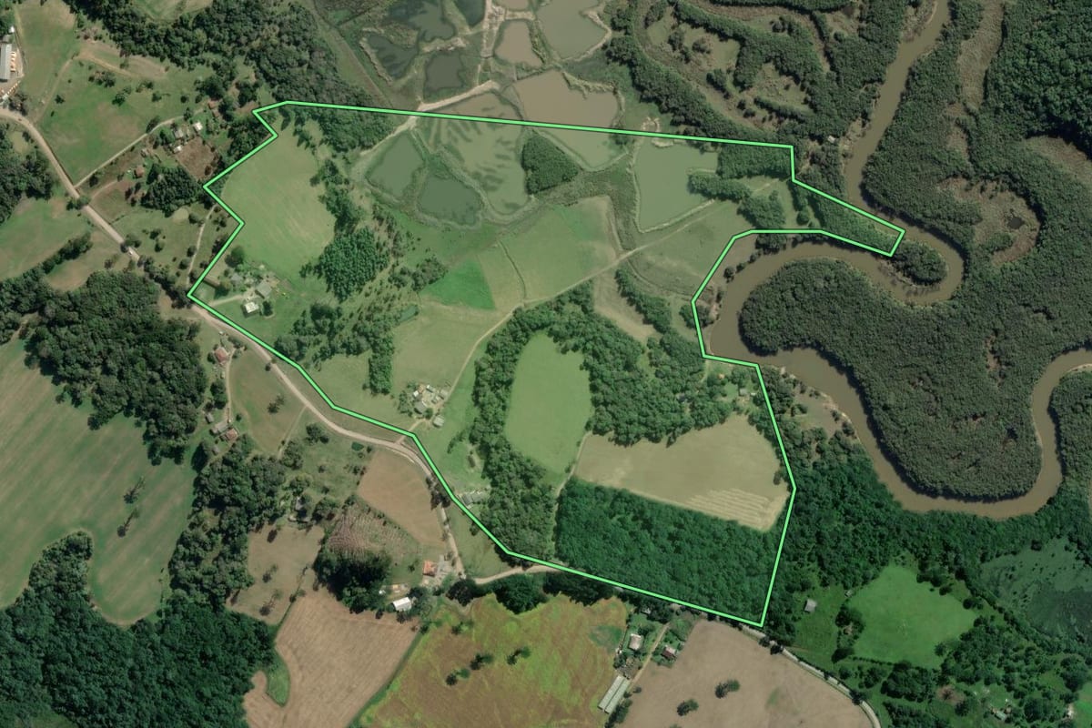 Imagem de satélite do imóvel rural em Lapa (PR), com o contorno declarado no CAR desenhado por cima.