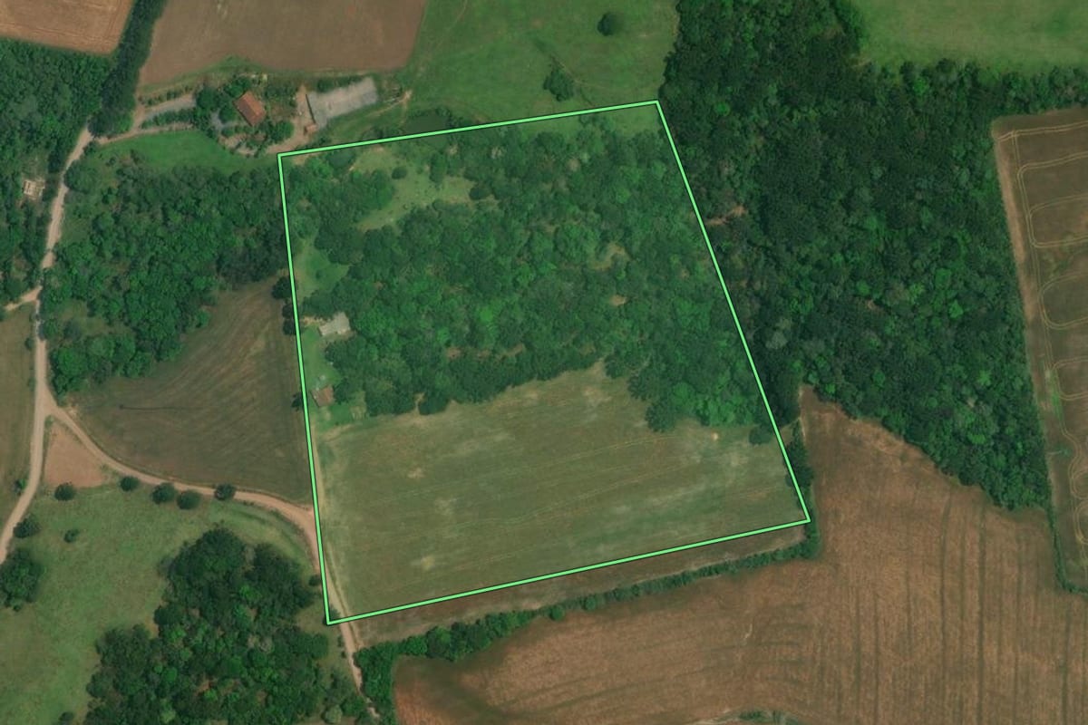 Imagem de satélite do imóvel rural em Lapa (PR), com o contorno declarado no CAR desenhado por cima.