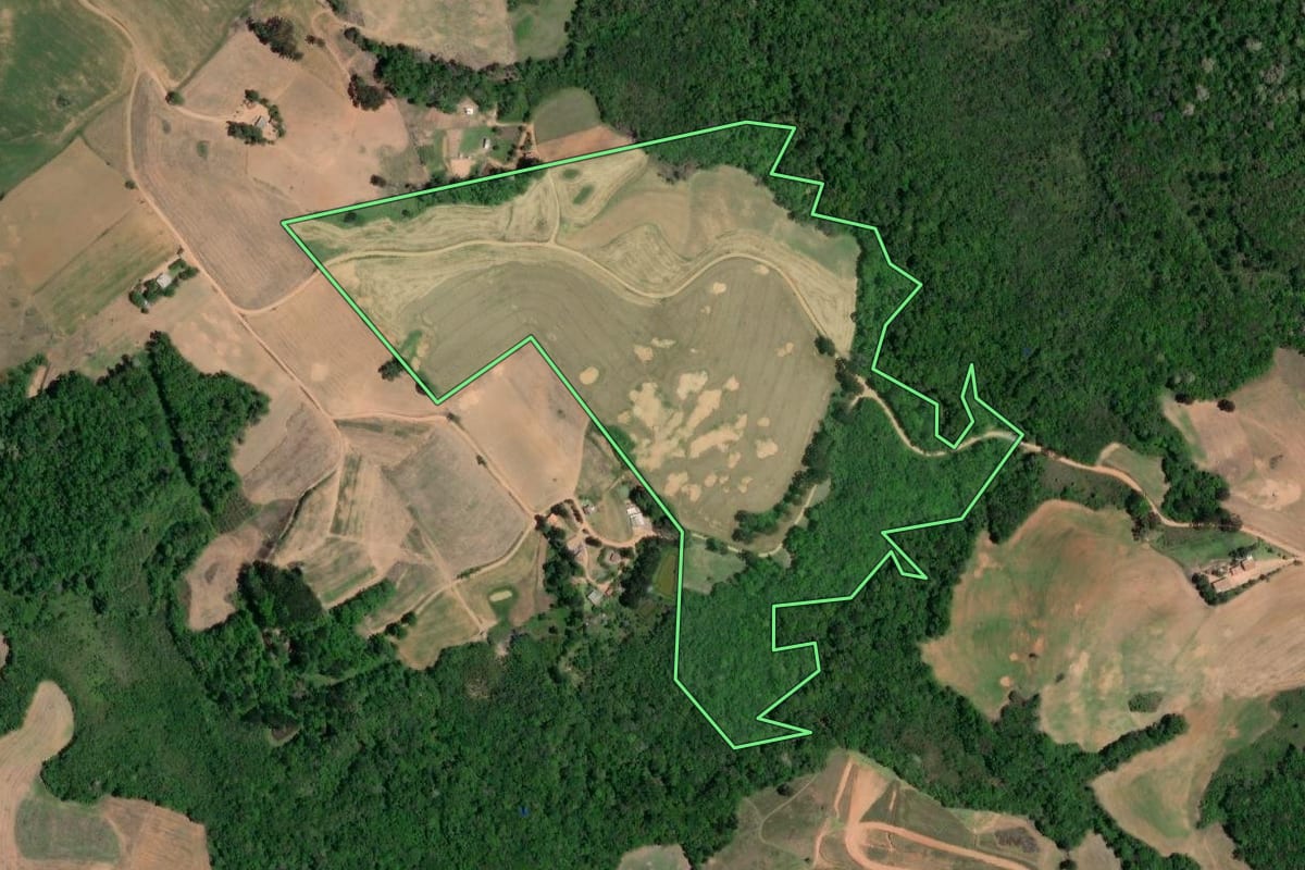 Imagem de satélite do imóvel rural em Lapa (PR), com o contorno declarado no CAR desenhado por cima.