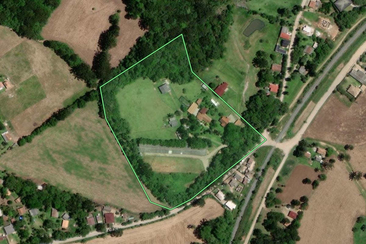 Imagem de satélite do imóvel rural em Lapa (PR), com o contorno declarado no CAR desenhado por cima.