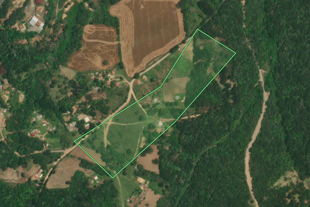 Imagem de satélite do imóvel rural em Lapa (PR), com o contorno declarado no CAR desenhado por cima.