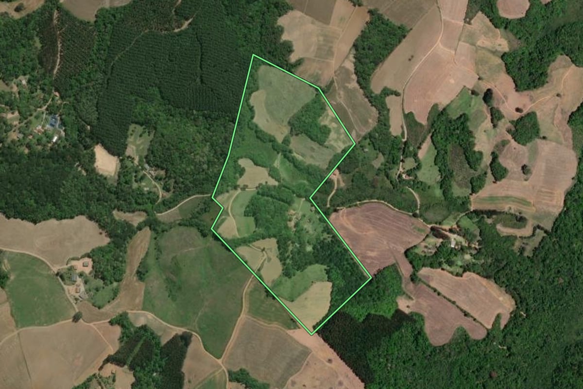 Imagem de satélite do imóvel rural em Lapa (PR), com o contorno declarado no CAR desenhado por cima.